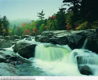 湍急流下的瀑布