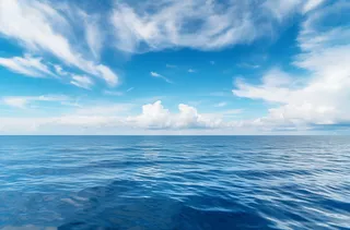 蓝海白云碧海风格极简主义摄影图