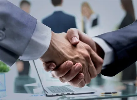 正在握手的商务精英高清摄影图 正在握手的商务精英高清摄影图
