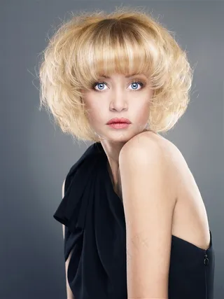 身穿黑色露背装的美女摄影高清图片美容图片