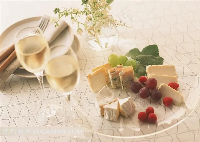 餐桌上的美食与香槟酒