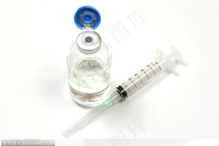 医疗器材-药瓶旁的注射器
