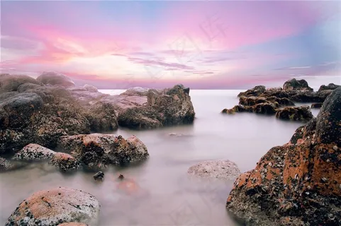 云霞礁石与平静的海面摄影高清图片