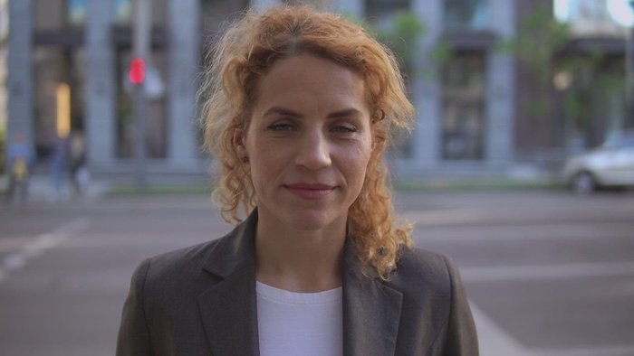 街上的女人在前台正面观看