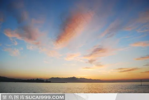 晚霞夕阳天空云朵白云下的湖泊河流 晚霞夕阳天空云朵白云下的湖泊河流