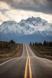 公路雪山森林背景