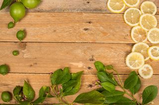 木板上的柠檬树枝图片