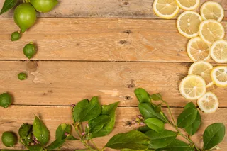 木板上的柠檬树枝图片