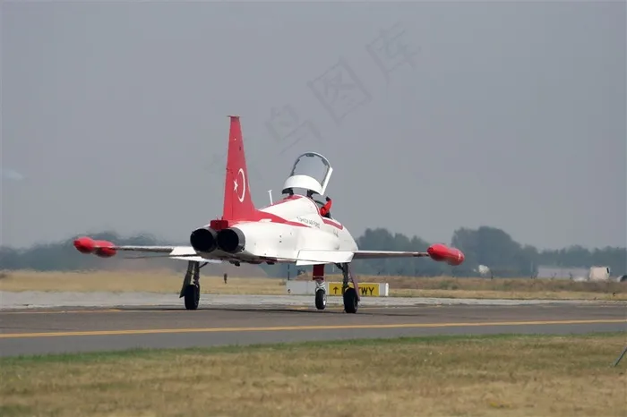 准备起飞的战斗机