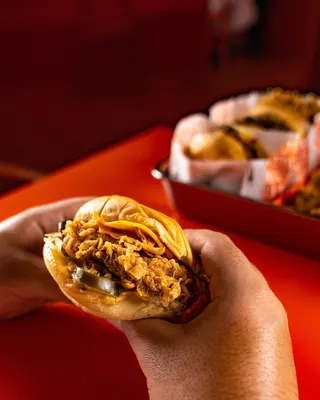 黄色美味汉堡摄影素材