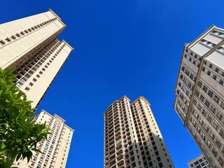 烈日下的城市高楼