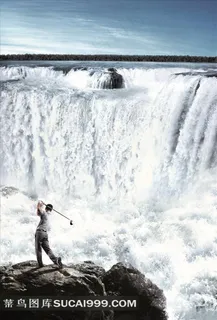 打高尔夫的男士高清图片