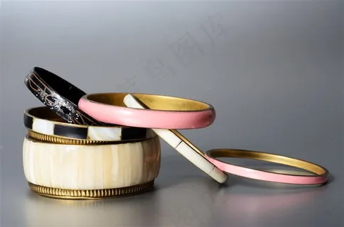 首饰盒和粉色手镯