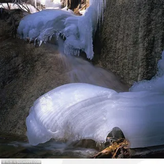 冬日美景-溪水流过的雪景