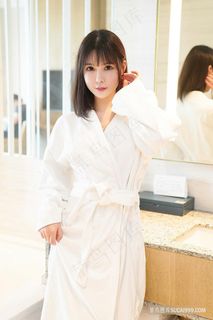 刚洗完澡的浴袍*美女