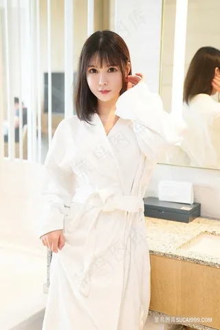 刚洗完澡的浴袍*美女