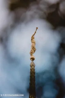 教堂顶端吹号角的石膏雕塑 教堂顶端吹号角的石膏雕塑