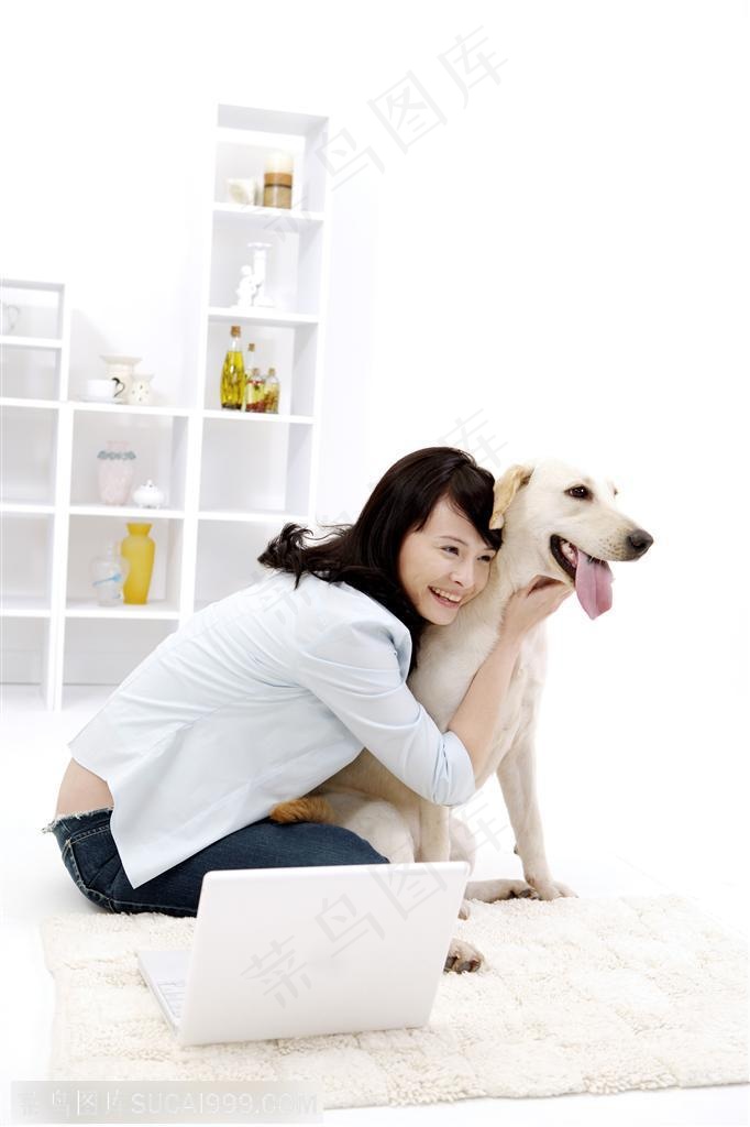 宠物女孩-抱着狗的美女