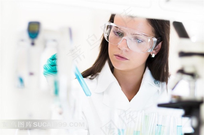 正在做实验的女科学家