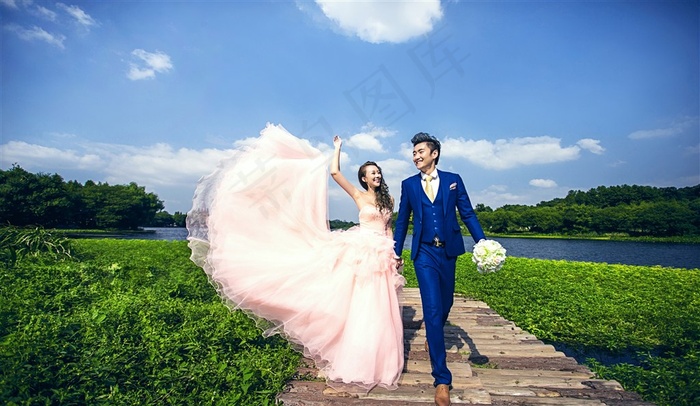 绿色田野山林情侣婚纱外拍写真样片