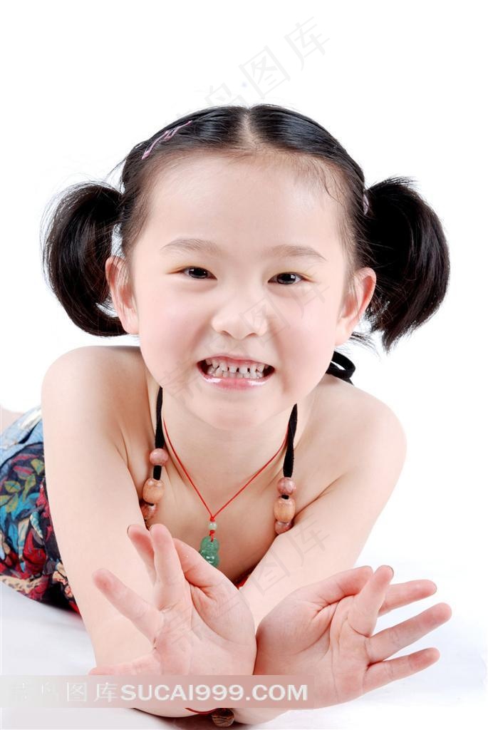 爬着的小女孩摄影素材