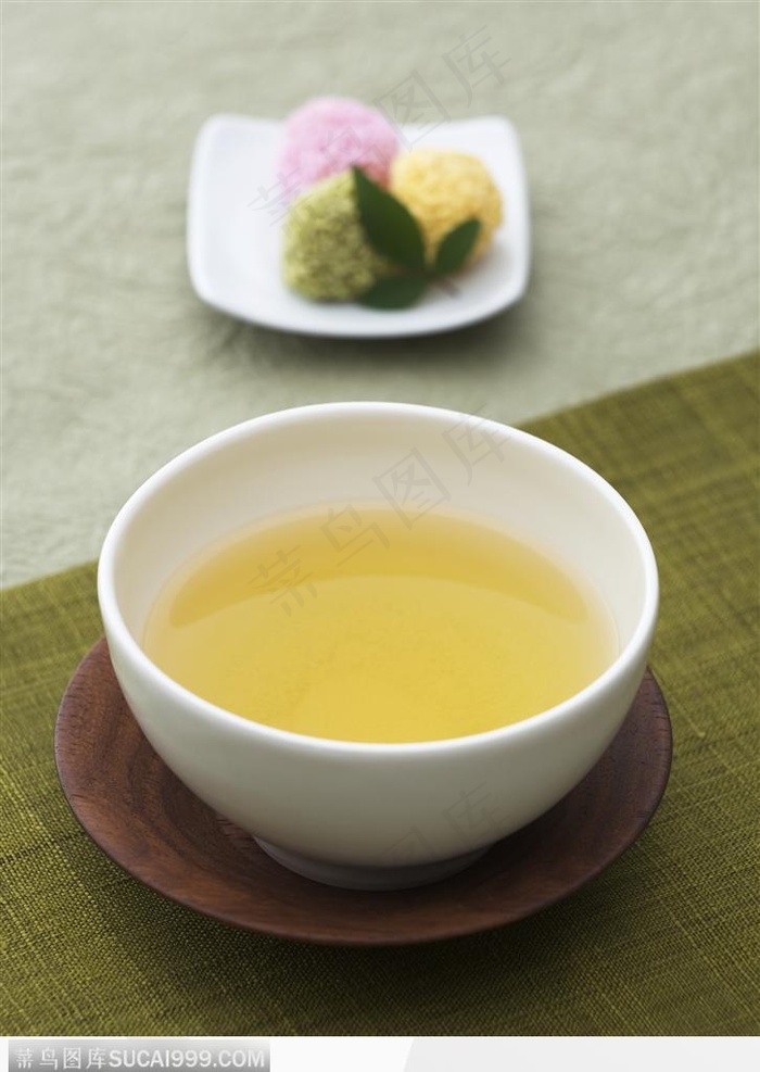 清凉饮品-黄色的茶水