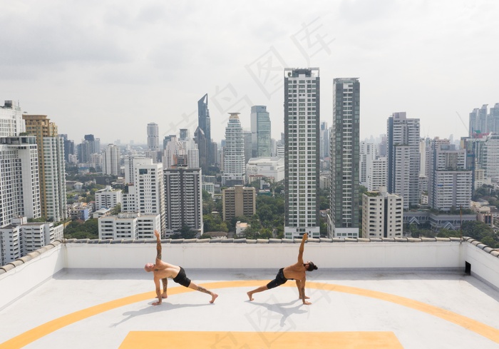 男人户外双人瑜伽图片