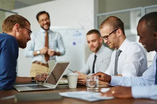 讨论项目的工作同事高清摄影图