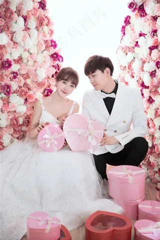 浪漫花柱里的恋人婚纱样片