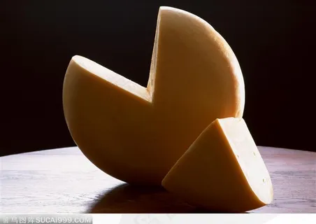 放在桌子上的一块切了的圆形糕点 放在桌子上的一块切了的圆形糕点