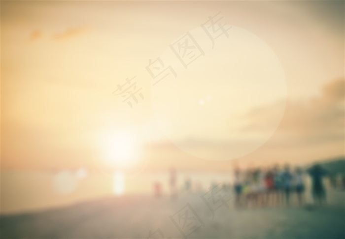 夕阳下的水面和人群模糊背景高清图片