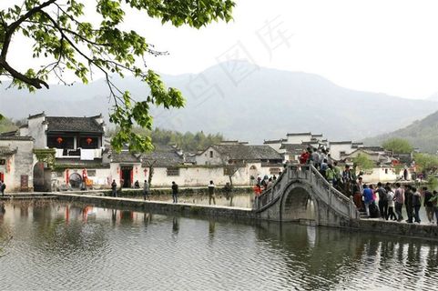 古桥边的民俗村