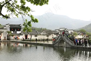 古桥边的民俗村