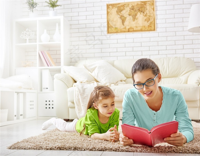 一起看书的母女