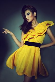 黄色裙装美女图片