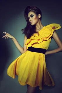 黄色裙装美女图片