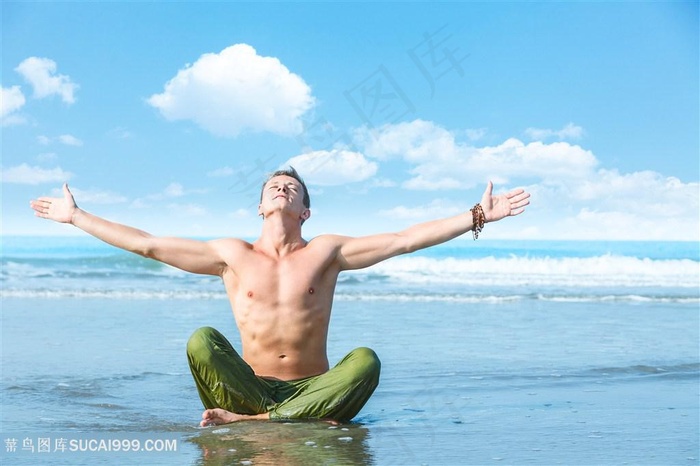 海边张开手臂的男人肌肉男健美图片