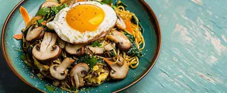 美食方便面鸡蛋意面西餐简餐摄影图