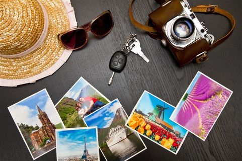 桌上的帽子和各种照片