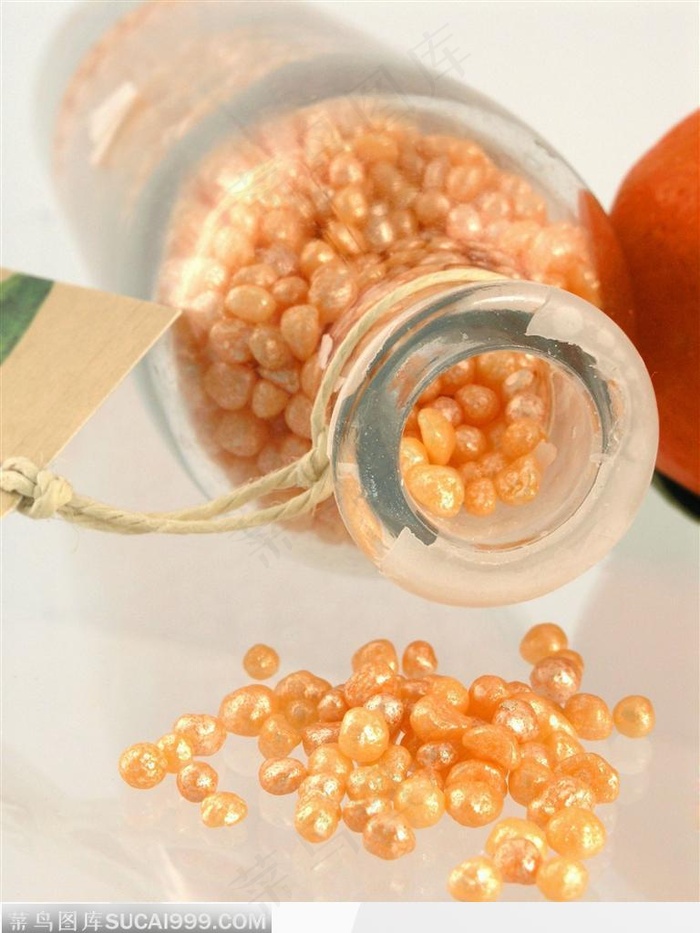 玻璃瓶中倒出的珍珠