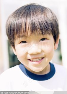 露出笑容的小男孩