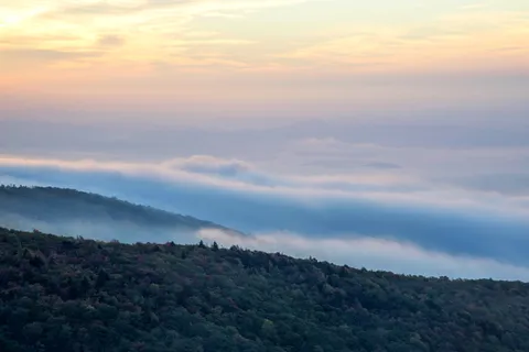 高清蓝天白云山林