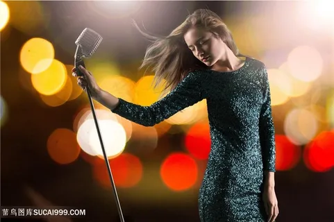 性感美女手拿麦克风高清图片素材