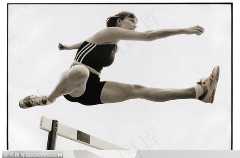 运动比赛-跨栏的女运动员