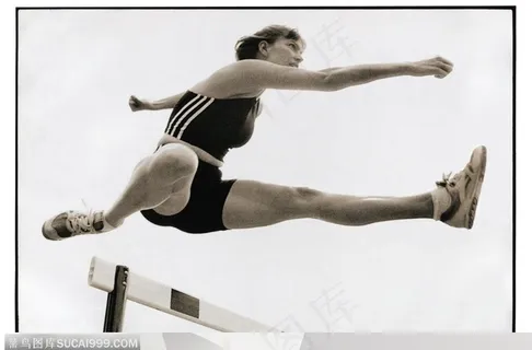 运动比赛-跨栏的女运动员