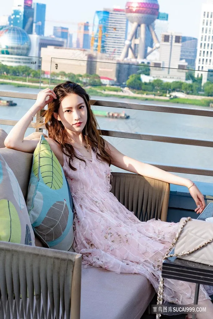 坐在上海外滩边的时尚美女写真图片