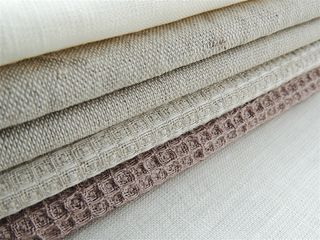 摆的很整齐的布