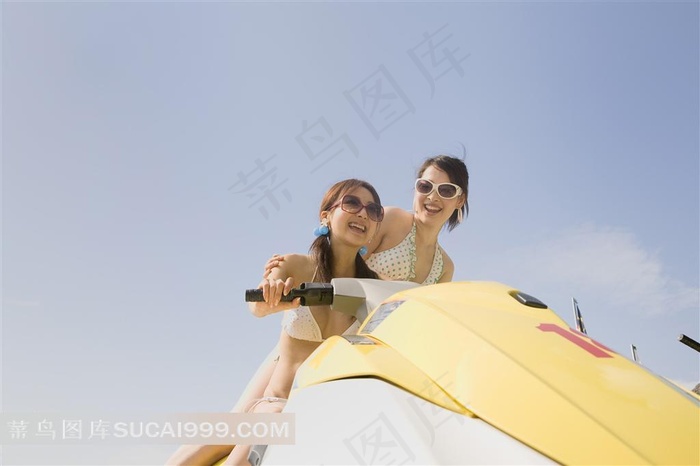 开游艇的泳装时尚美少女