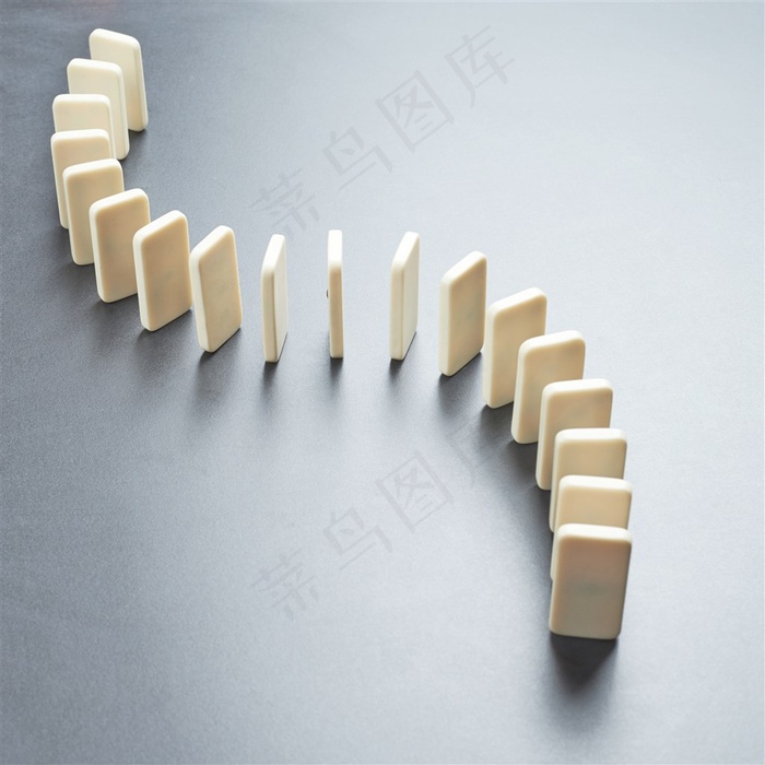 站立摆放的多米诺高清图片