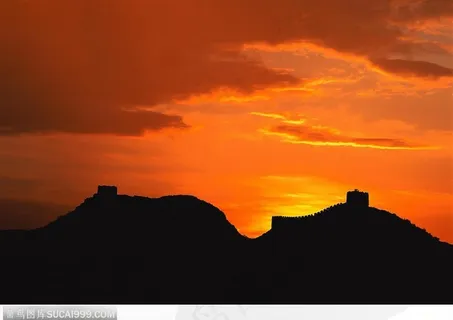 蓝天白云下连绵山脉上的长城